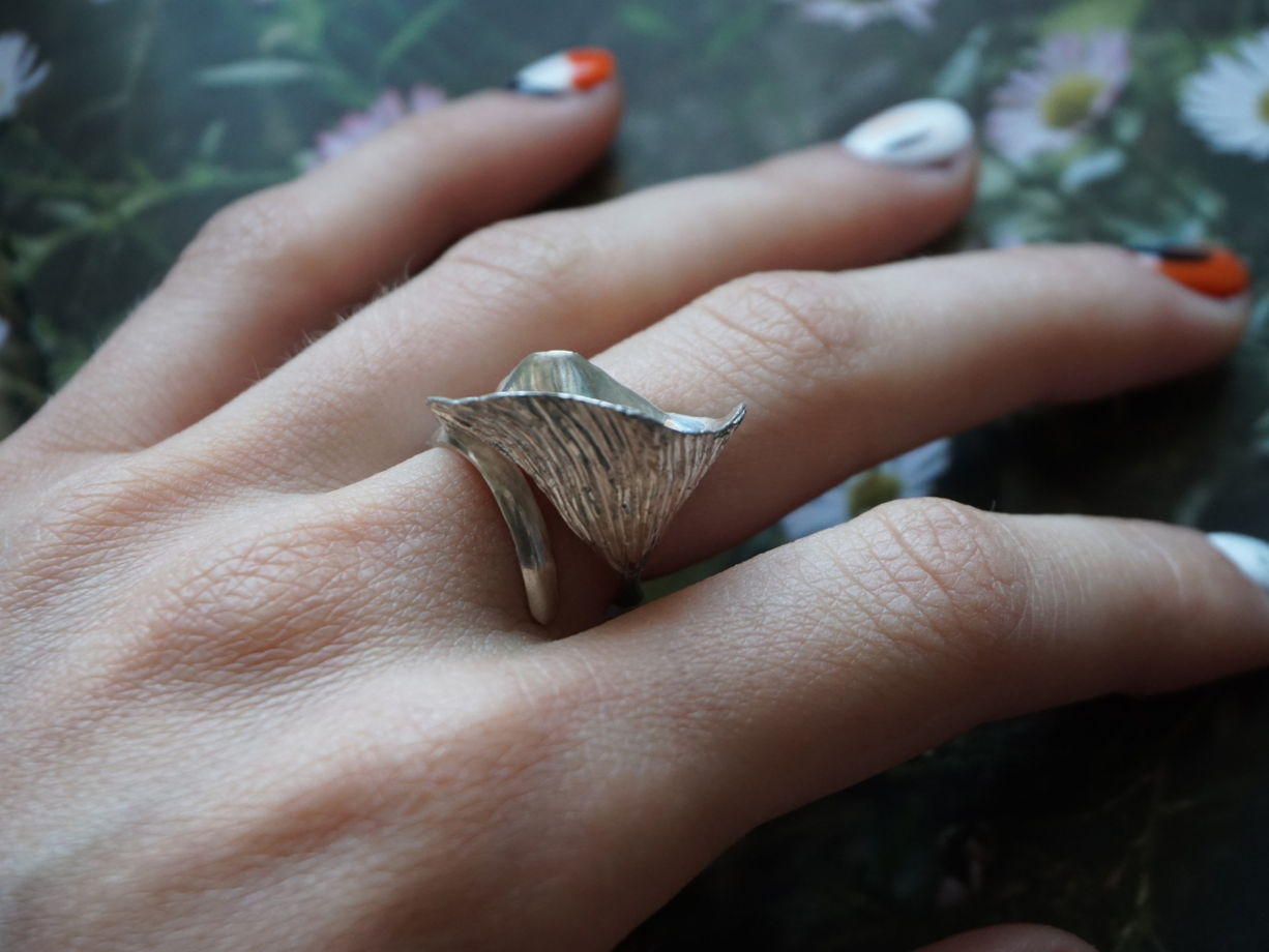 Серебряное кольцо с гладко отполированным бутоном "Вьюнок"