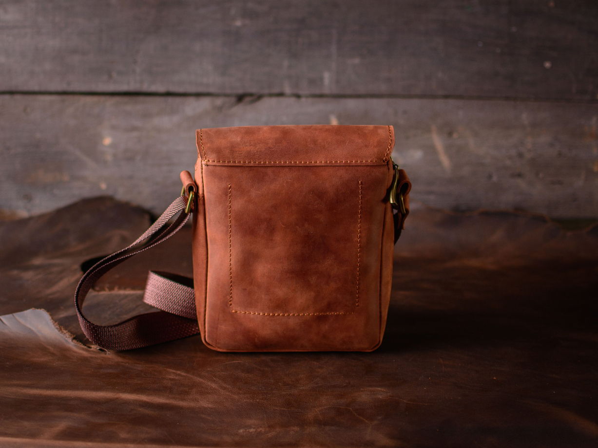 Маленькая мужская сумка на плечо -GATSBY- из натуральной кожи цвет Коньяк