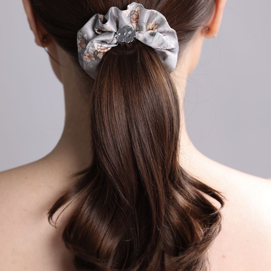 Шелковая резинка для волос Лазоревый цветок светло-серая