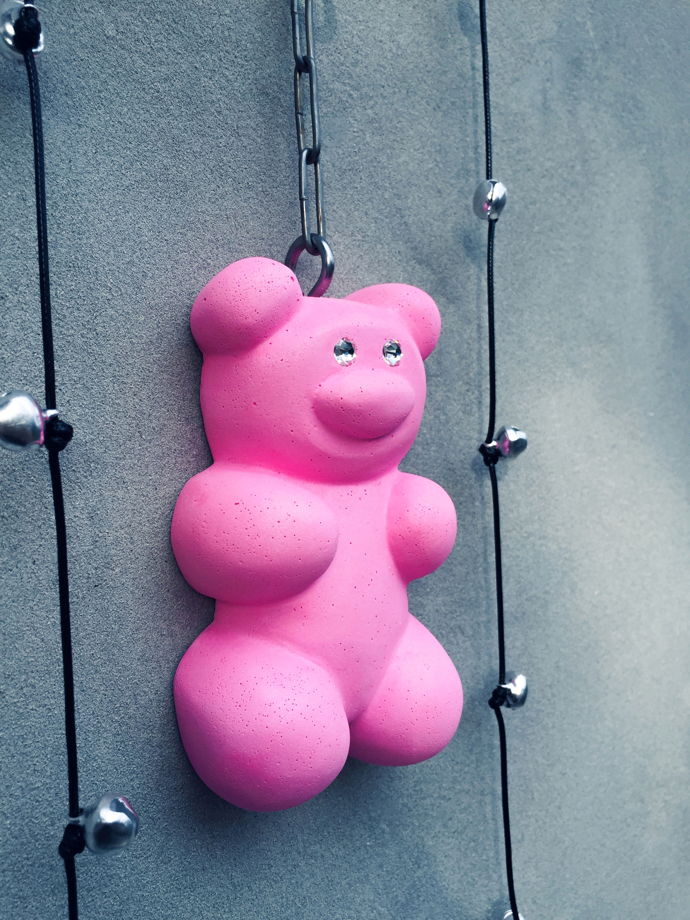 Розовый медведь для декора стен из арт бетона со стразами