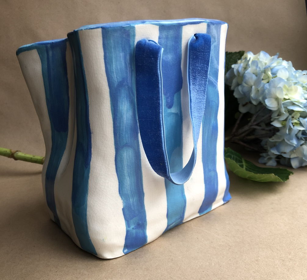 Полосатая керамическая ваза-пакет