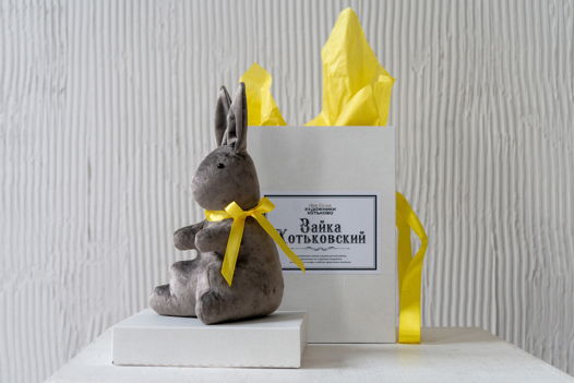 Зайка Хотьковский, серый с желтым бантиком - коллекционная игрушка по старинным выкройкам