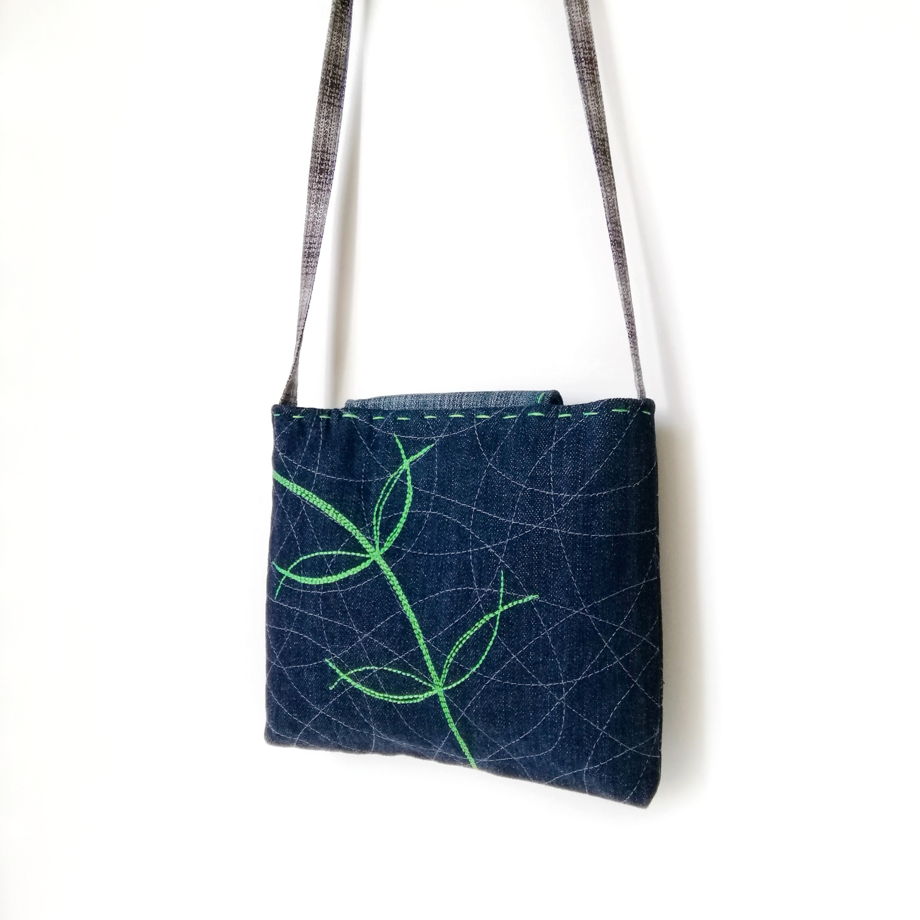 Женская текстильная мини-сумочка на ремешке с вышивкой