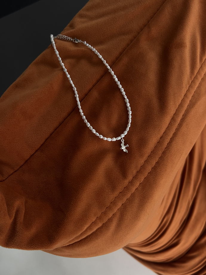 Браслет из жемчуга с подвесом птичка из серебра