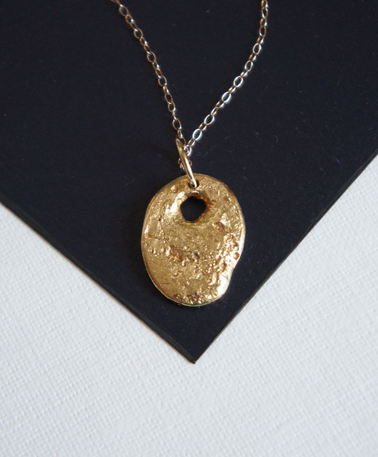 Позолоченный кулон на удачу камень с дыркой куриный бог на цепочке винтаж