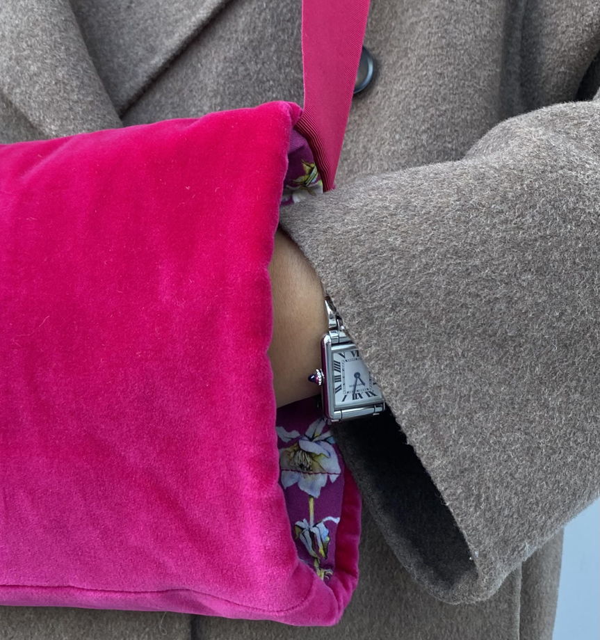 Розовая бархатная муфта с цветастой подкладкой