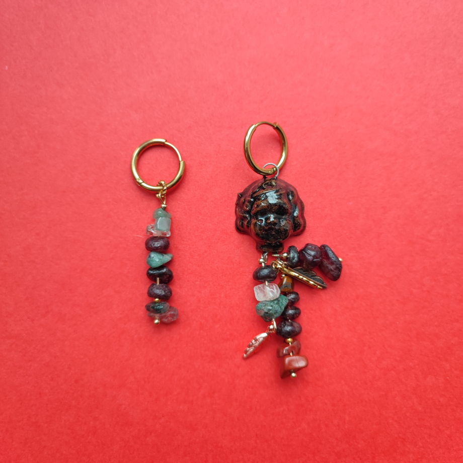 Акцентные серьги с камнями и керамической подвеской