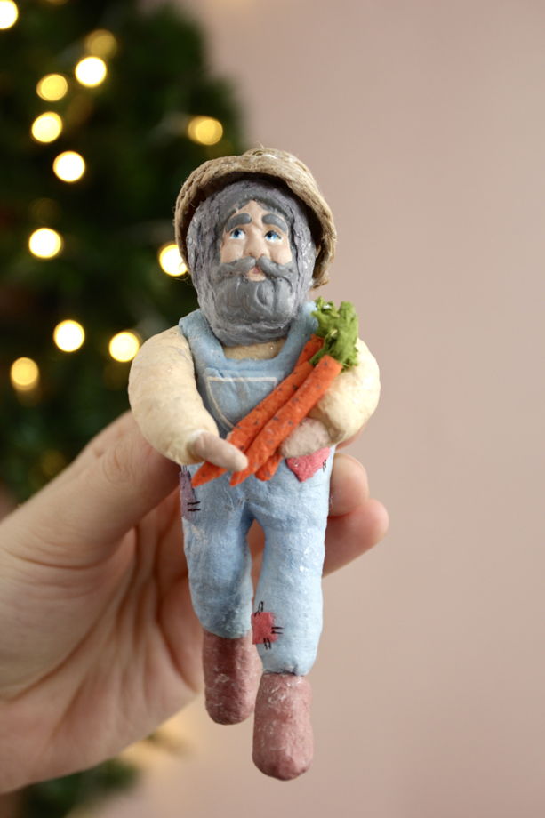 Ватная ёлочная игрушка «Фермер с морковками»
