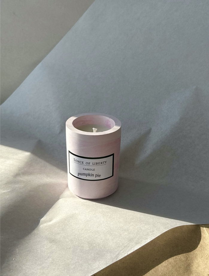 Ароматическая свеча Тыквенный пирог в розовом гипсовом подсвечнике ручной работы 100 мл