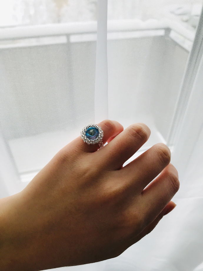 Кольцо из серебряного бисера с кристаллом с переливом цвета, размер 15,5-16
