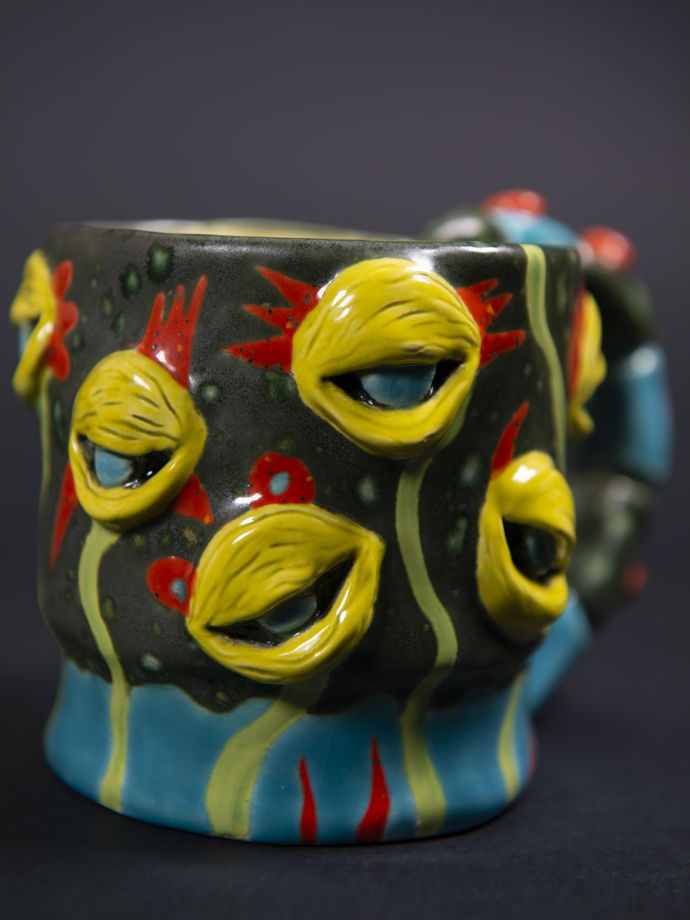 Чашка ручной работы с глазами в форме цветов