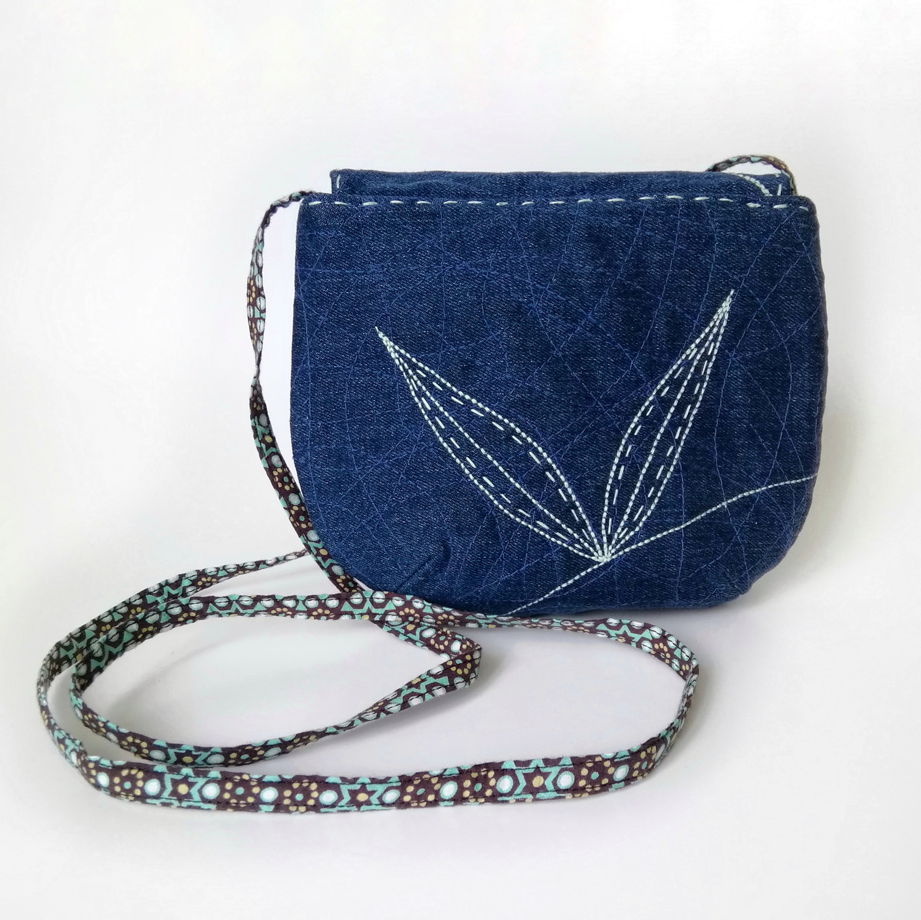 Маленькая женская сумочка на ремешке с вышивкой