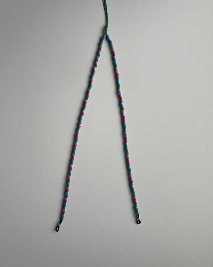 Холдер подвеска для очков из пластиковых бусин красного, зеленого, сиреневого и голубого цветов