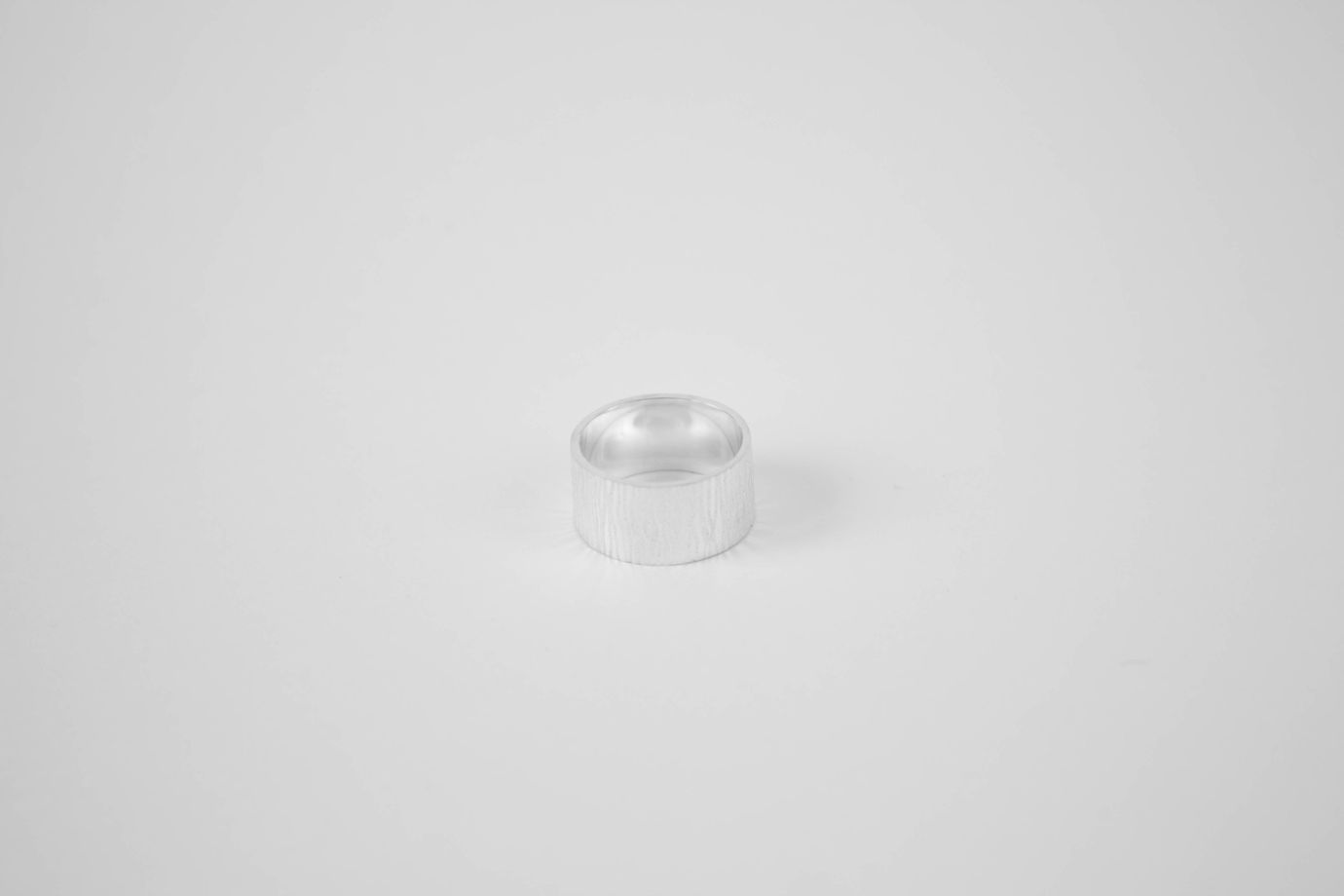 Широкое фактурное кольцо из серебра