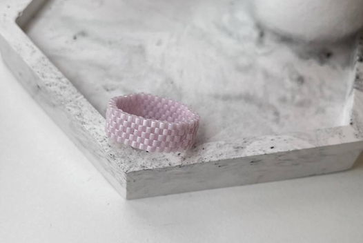 Кольцо из бисера нежно-розовое