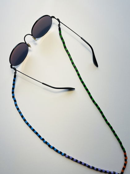 Холдер цепочка для очков асимметричного дизайна из бусин синего , зеленого, черного, сиреневого и оранжевого цветов