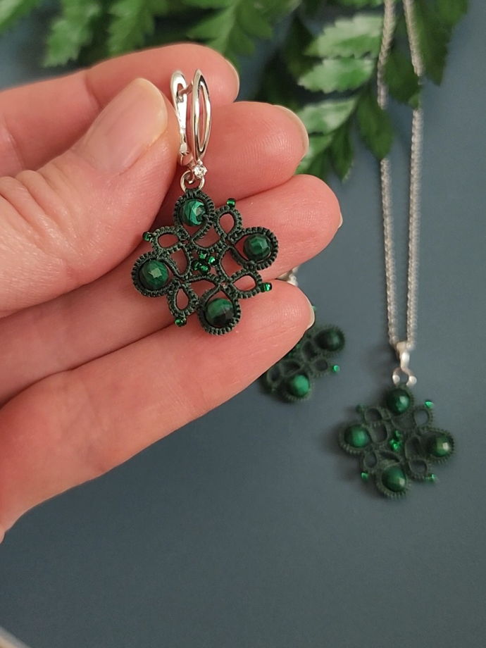 Комплект украшений с малахитом, зеленые серьги и кулон фриволите