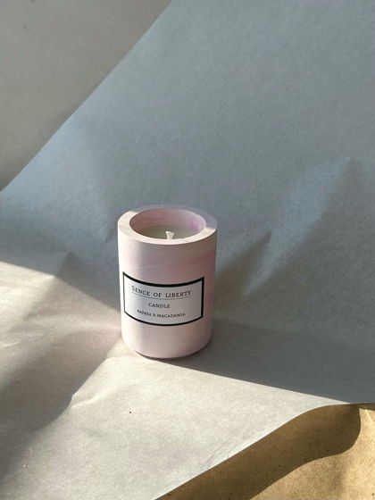 Ароматическая свеча Папайя х макадамия в розовом гипсовом подсвечнике ручной работы 100 мл