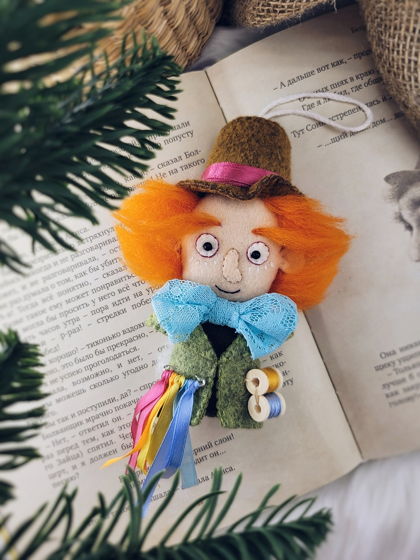 Ёлочная игрушка ручной работы - Безумный шляпник по мотивам Алисы в стране чудес