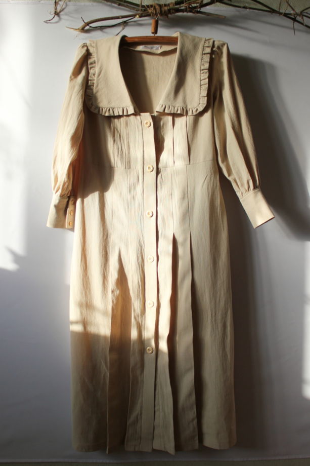 Платье на пуговицах с воротником,  полуприлегающего силуэта,  V-образным вырезом,  сборкой и манжетом.