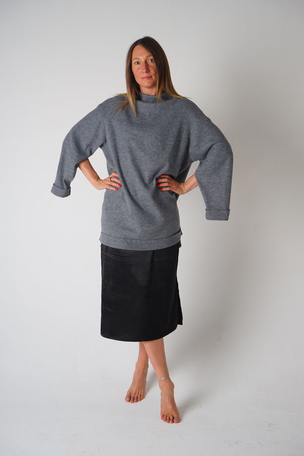 Удлинённый свитер с разрезами (серый)