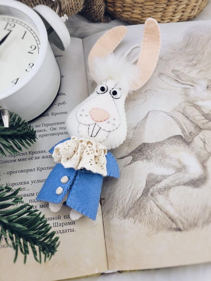 Ёлочная игрушка ручной работы - Кролик по мотивам Алисы в стране чудес