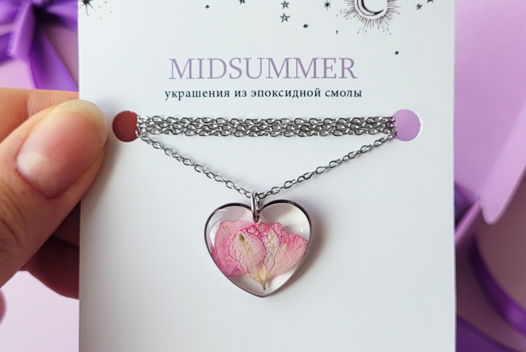 Подвеска сердце из смолы с цветком дельфиниума
