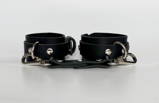 Кожаные наручники или браслеты