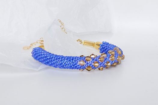 Женский синий браслет с янтарными биконусами ручной работы "Василёк"