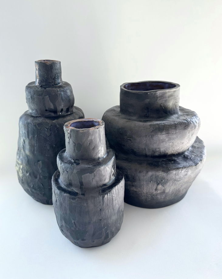 Керамическая черная средняя арт ваза, вдохновленная фактурой скал, ручной работы