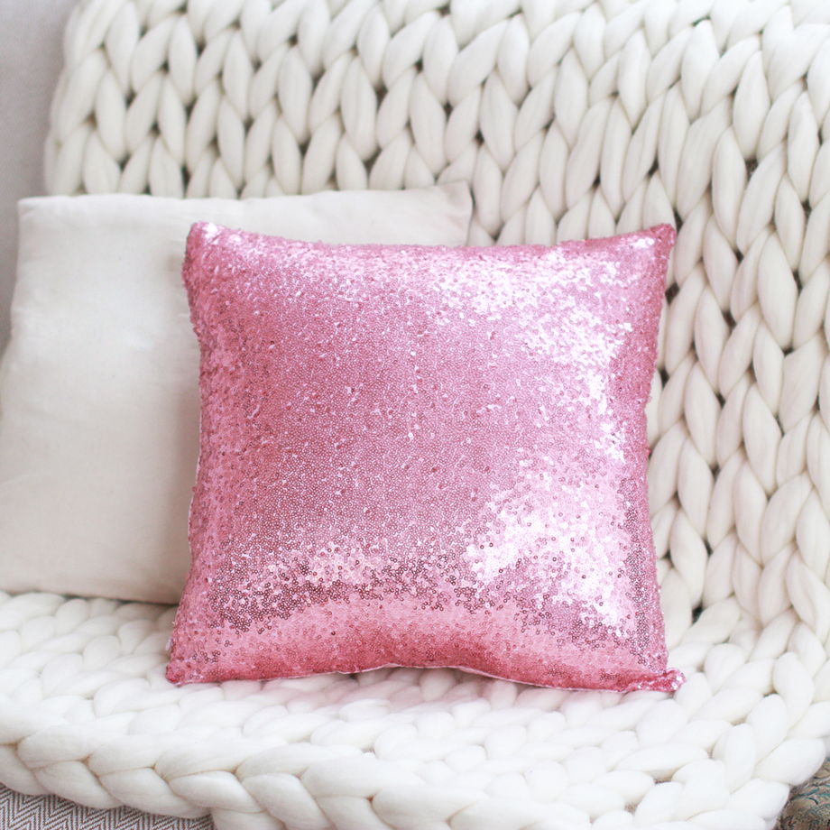 Подушка с розовыми пайетками
