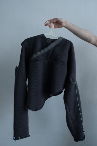 06 crossed pullover (перекрещенный пуловер)
