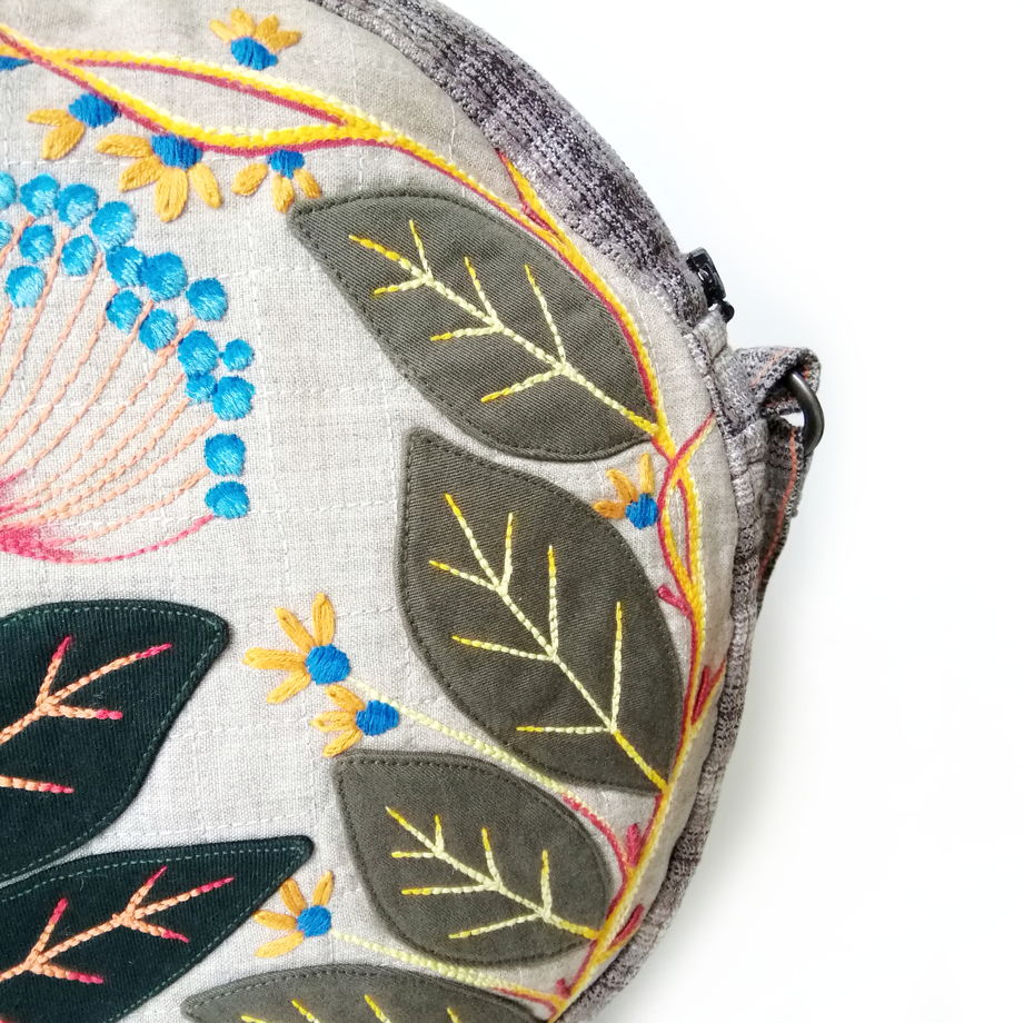 Круглая стеганая женская сумка из ткани с аппликаций и вышивкой