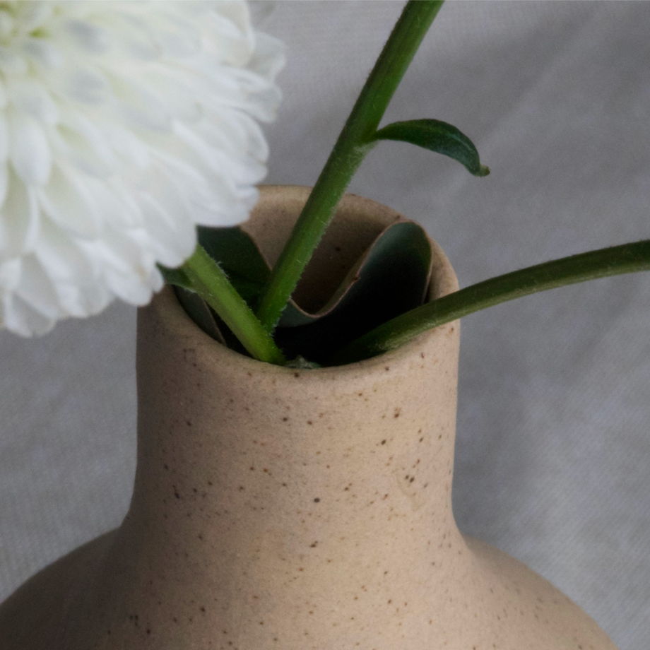 Ваза-бутылка бежевая ручной работы "Песок"