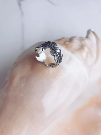Серебряное разъёмное кольцо «Перышко» ручной работы.