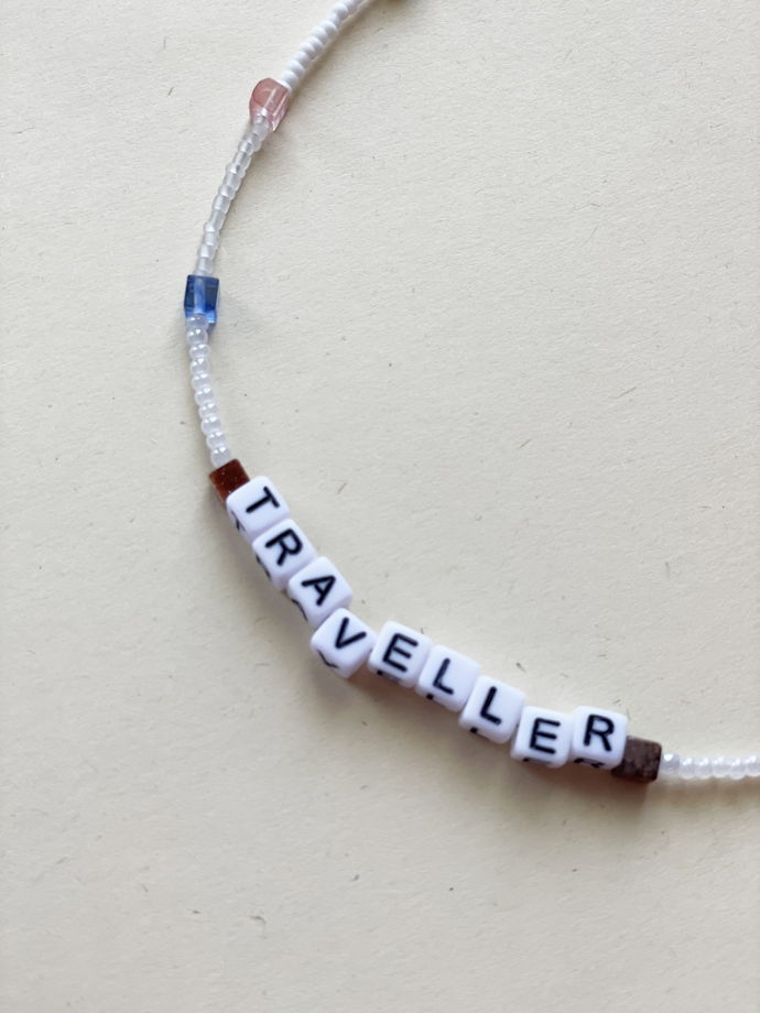 Чокер из бисера жемчужного оттенка с надписью "traveller" с добавлением натуральных камней