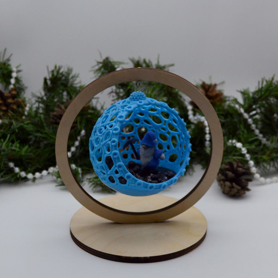 Ажурный шар с гномиком и натуральными камнями (8 см, голубой)