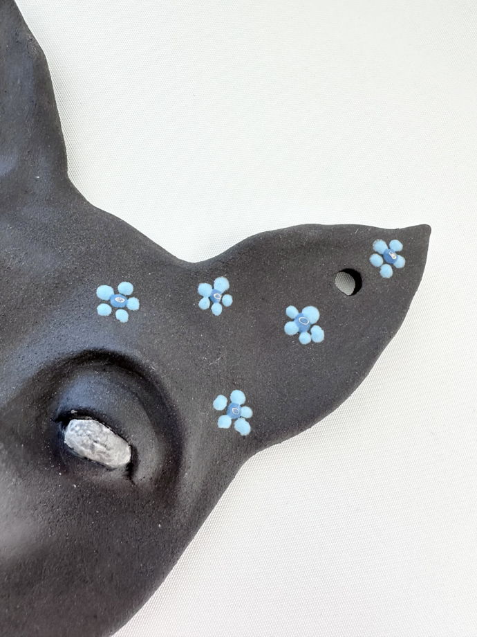 Настенный декор маска чёрная собака с платиной и росписью голубые цветы из чёрной каменной масссы ручной лепки