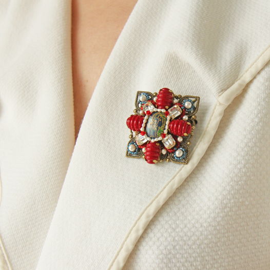 Брошь-орден с винтажными кристаллами и жемчугом Swarovski.