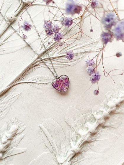 Подвеска в форме сердца с настоящим цветком алиссумом