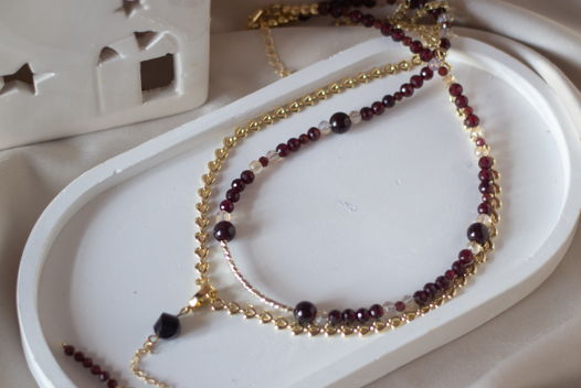 Колье с природным гранатом и кварцевым стеклом