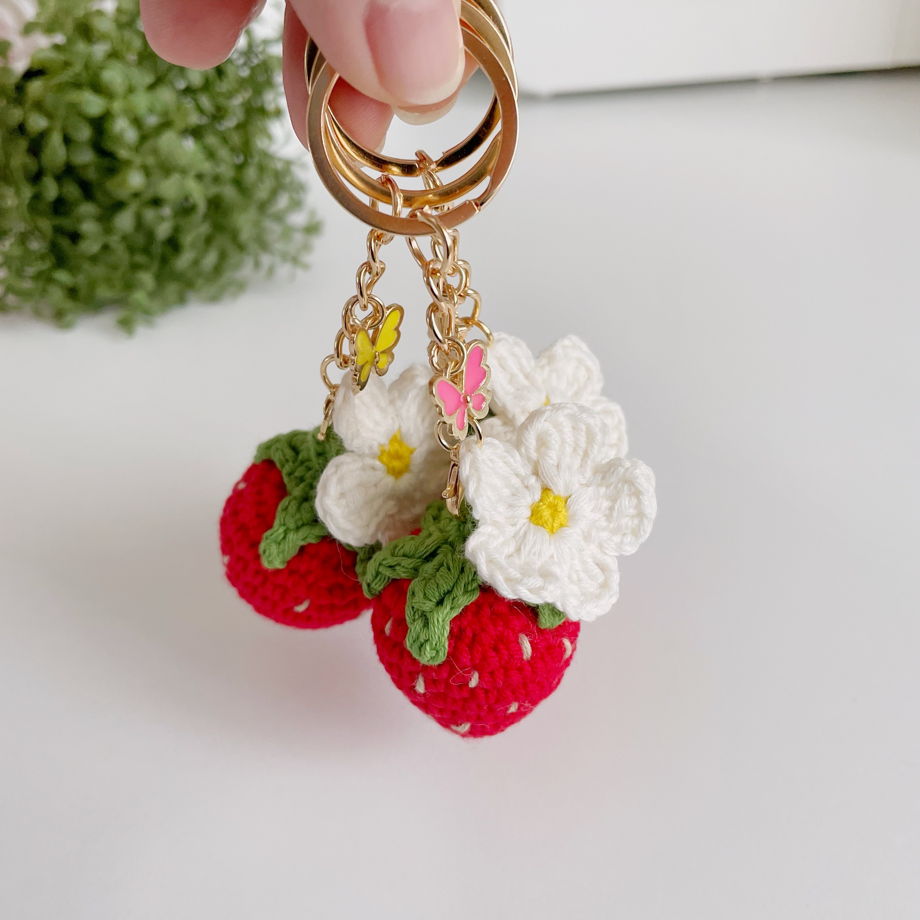 Брелок Клубника с цветочком ручной работы