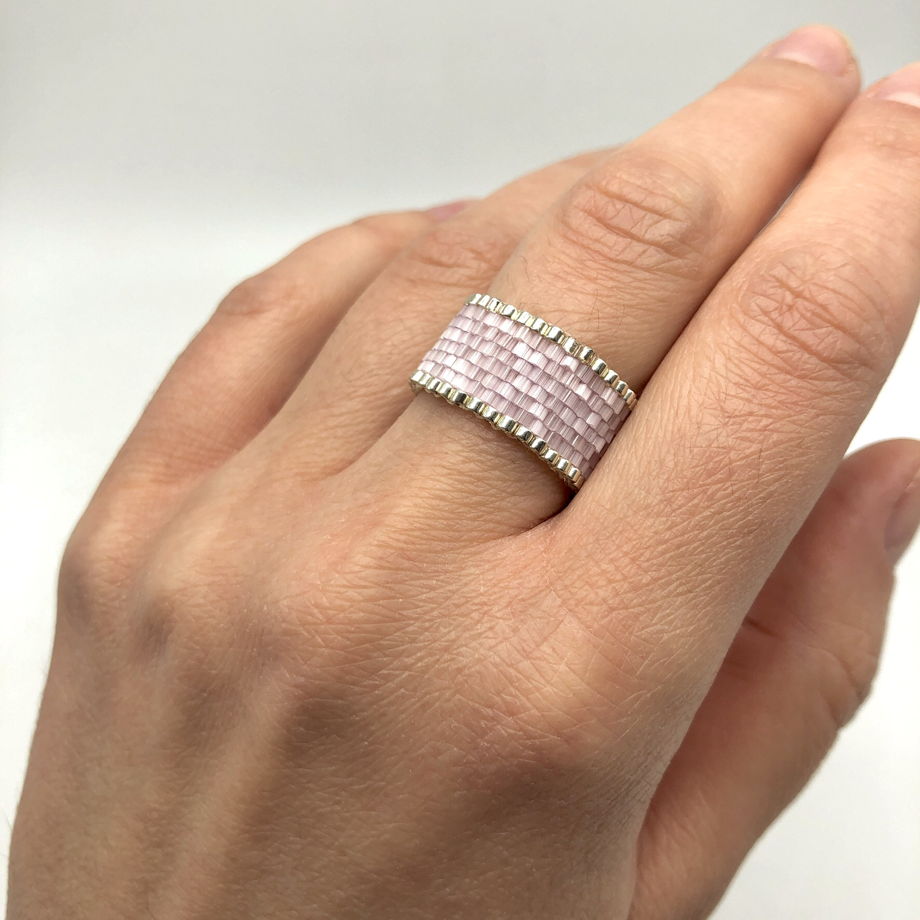 Розовое кольцо из бисера