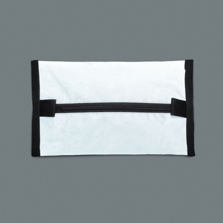 Светоотражающая косметичка с черной подкладкой и голографическим логотипом