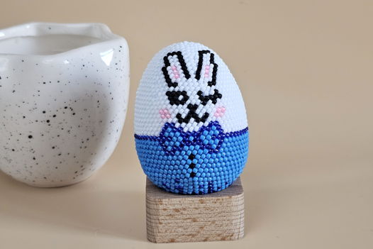 Декоративное яйцо из бисера ручной работы "Джентльмен"