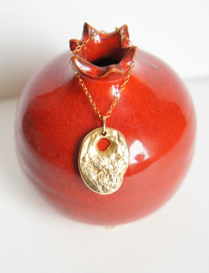 Позолоченный кулон на удачу камень с дыркой куриный бог на цепочке винтаж