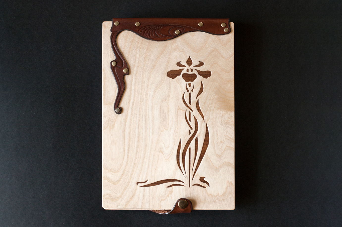 Блокнот из дерева и кожи для зарисовок в стиле Арт Нуво.