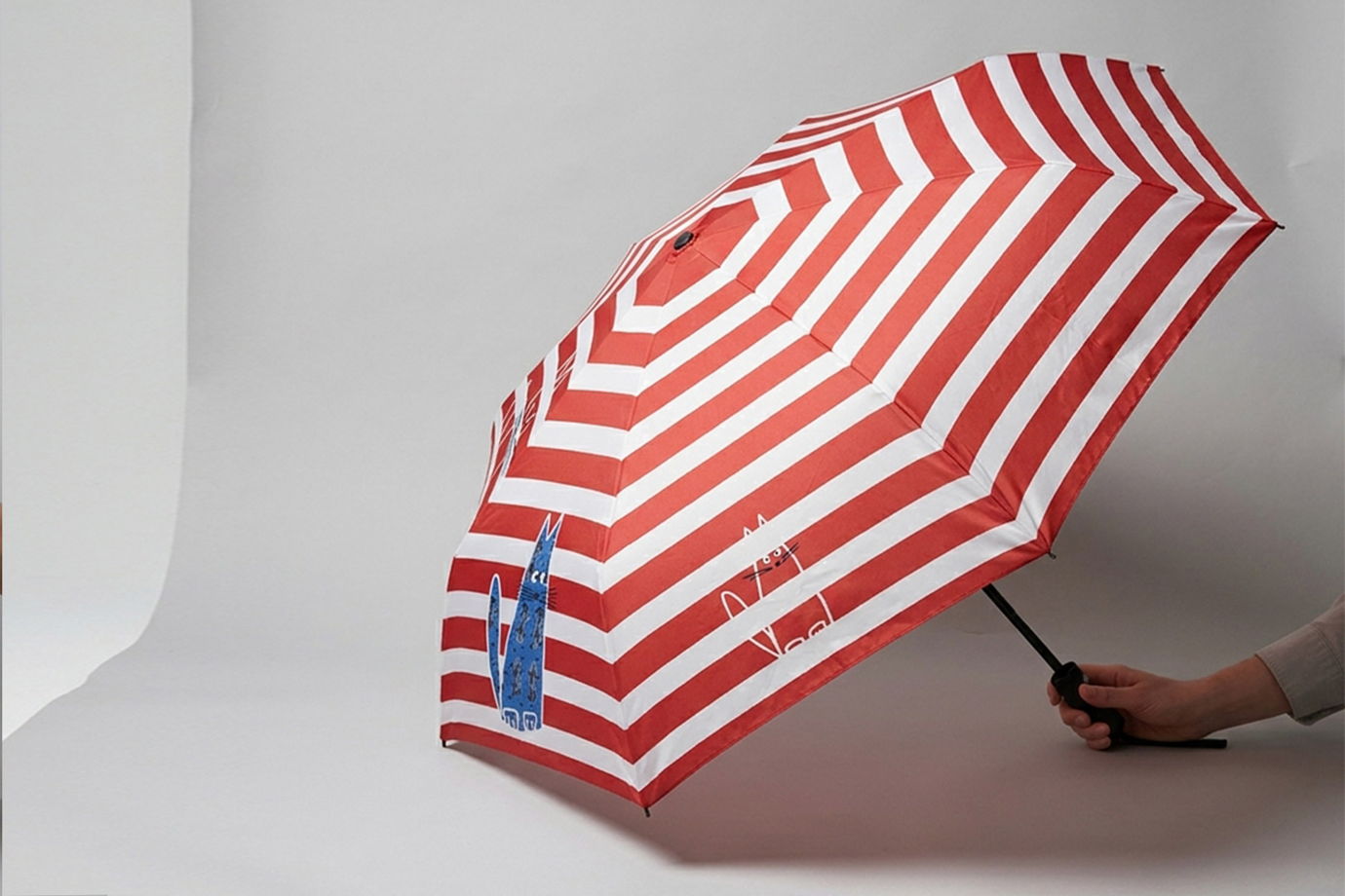 Красный полосатый зонтик с котами для яркого подарка