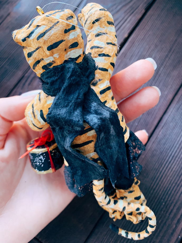 Ватная елочная игрушка ручной работы и росписи "Тигрица с подарком".