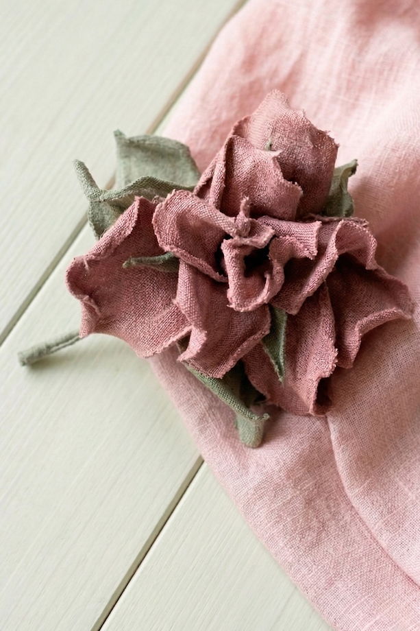 Брошь цветок  ручной работы из натурального льна.